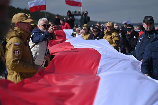 Najdłuższa flaga narodowa w Polsce mierzy ponad 2 km 700 metrów. To nowy rekord Polski!