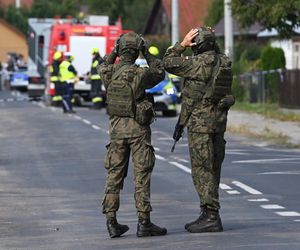 Zniszczony przez drona dach budynku mieszkalnego w miejscowości Wyryki