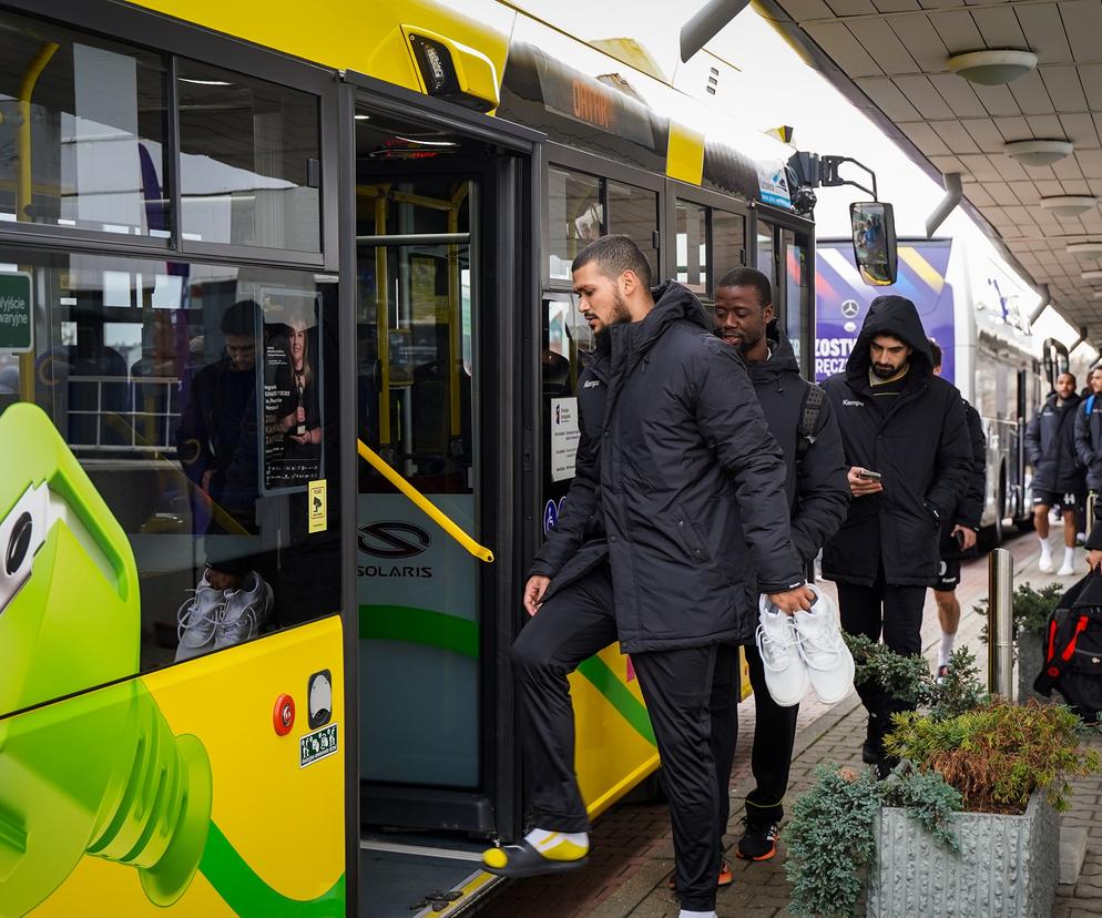 Piłkarze ręczni jeżdżą na mecze w Katowicach autobusami miejskimi 