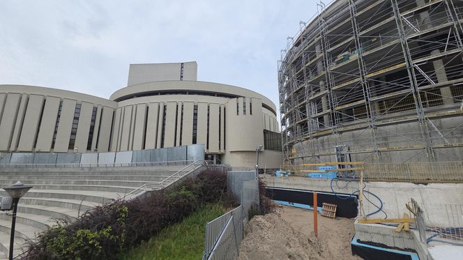 Szklana fasada Opery Nova nabiera kształtów. Rozbudowa wkracza w decydującą fazę!