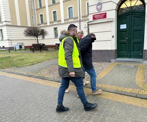 Rabuś z Ostródy napadł na stację. Zamiast wielkiej fortuny, zabrał białego misia