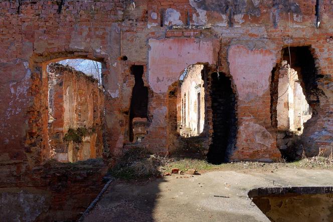 To jeden z najstarszych pałaców w Małopolsce. Miejscowi widują w jego ruinach zjawę 