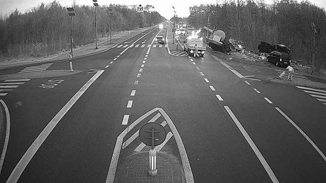 Gielniów. Nie żyje 23-latek, druga osoba ranna! UTRUDNIENIA po zderzeniu ciężarówek [ZDJĘCIA]