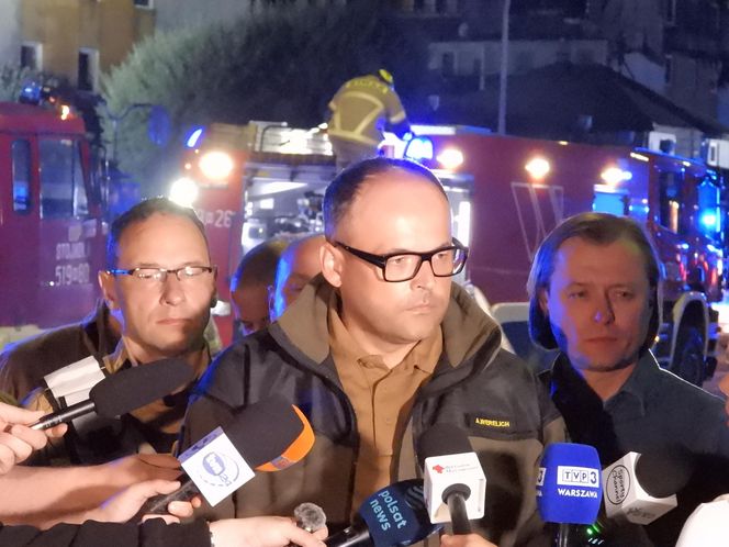 Pożar w Ząbkach. Strażacy przeszukują pogorzelisko