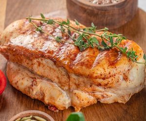 Filet z indyka na obiad. Z tego przepisu wyjdzie soczysty i aromatyczny