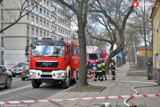 Pożar przy ul. Wrocławskiej w Krakowie. Strażnicy miejscy wskoczyli w ogień ratować dwie osoby [GALERIA ZDJĘĆ]