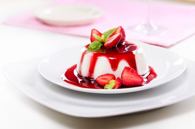 Panna cotta to deser truskawkowy. Kalorie, wartości odżywcze