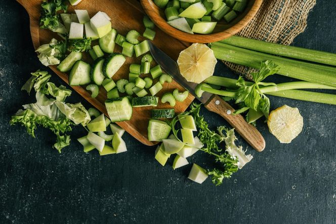 Surówka z selera naciowego. Pycha – chrupiąca, lekka i idealna do obiadu!