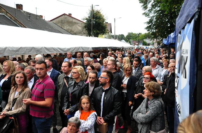 Rynek w Ćmielowie z dużymi filiżankami. Było huczne otwarcie