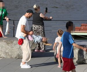 Maciej Pela z córeczkami nad Wisłą