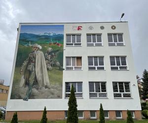 Ogromny mural autorstwa Magistra Morsa zdobi ścianę jednej ze szkół w Nowym Sączu