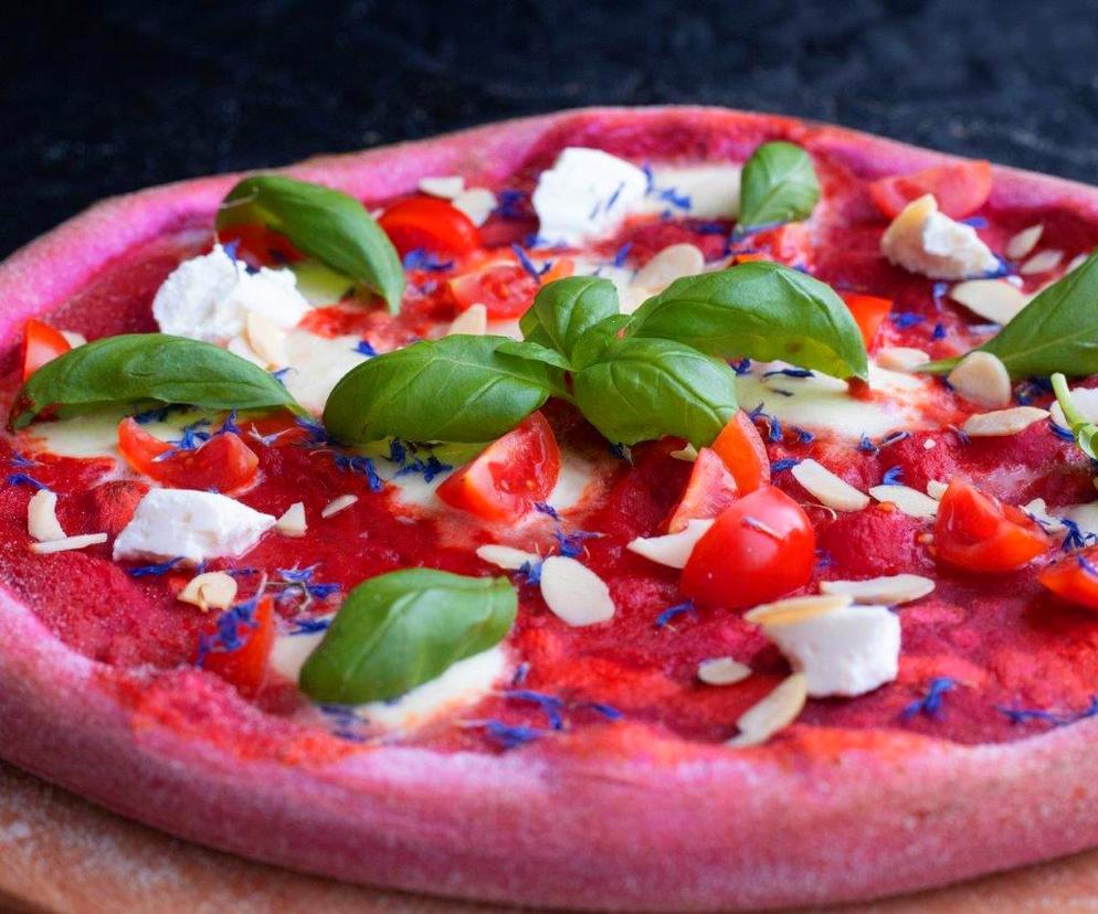 Pierwsza w Polsce różowa pizza z jadalnymi kwiatami