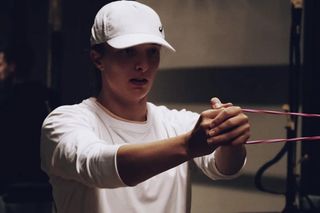 Iga Świątek trenuje z gumami na nogach