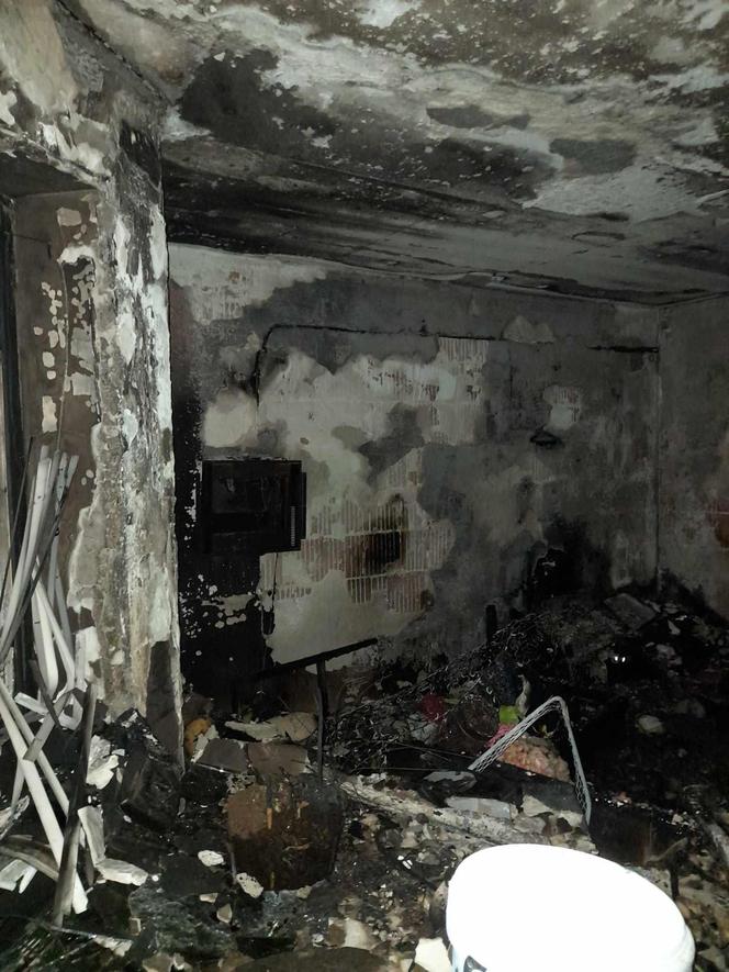 Spaliło się mieszkanie schorowanej pani Agnieszki i jej syna. Nie mają nic, śpią u sąsiadki 