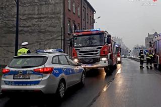 Potężny pożar w Rudzie Śląskiej. Policjanci wytargali z płomieni starszego mężczyznę!