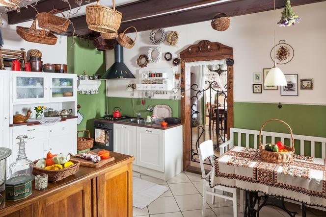 Kolorowa ściana w kuchni – lamperia z koronką