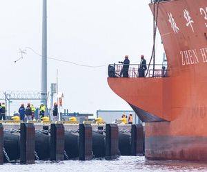 Gdańsk. Do nabrzeża Terminalu T3 na terenie Baltic Hub przybił statek Zhen Hua 32, na pokładzie którego do portu przypłynęły trzy ogromne suwnice przeznaczone do obsługi kontenerowców przy terminalu T3