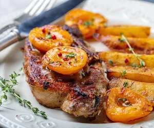 Karkówka w sosie słodko-kwaśnym. Ten pomysł na duszone kotlety nas zauroczył