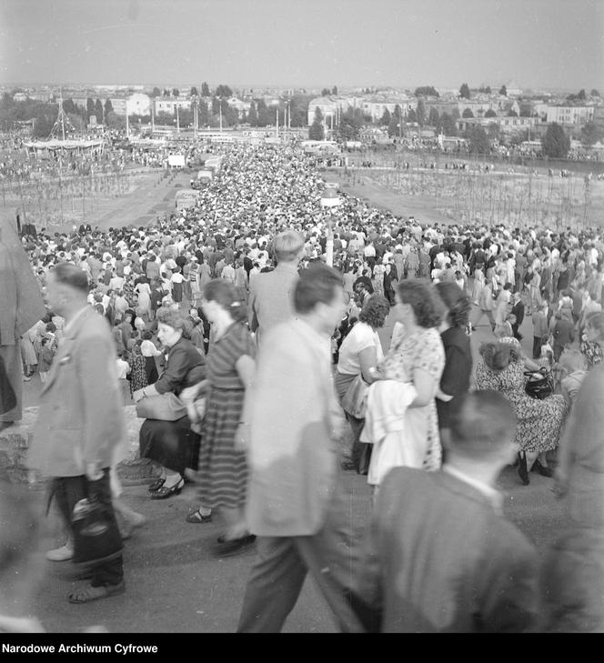 Stadion X-lecia. Uroczyste otwarcie II Międzynarodowych Igrzysk Sportowych Młodzieży w 1955 r.