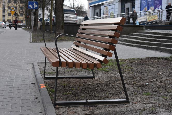 Nowe ławki w Warszawie