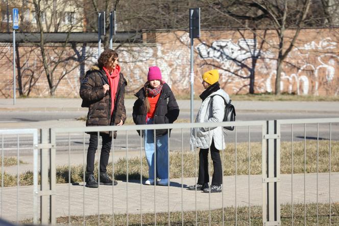 Na Wspólnej, odc. 3454: Julka (Maja Oświecińska), Mike (Borys Wiciński), Mela (Alicja Warchocka)