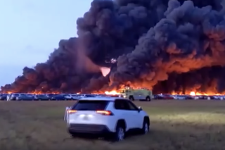 Ogromny pożar strawił ponad 3500 samochodów. Pożar szalał na lotnisku - WIDEO