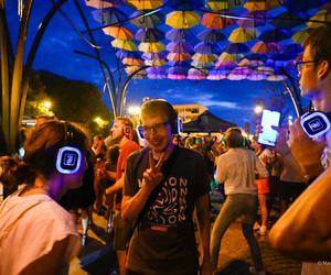 Białystok. Silent Disco pod parasolkami