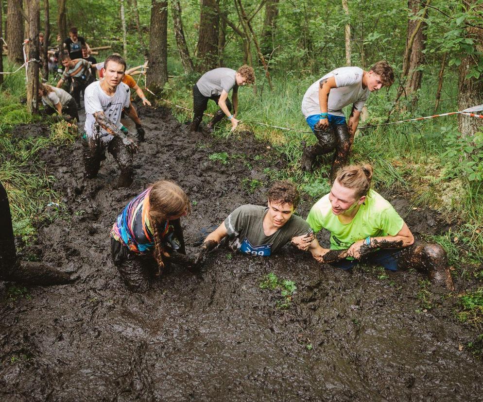 Festiwal Życia w Kokotku. Zdjęcia z czwartego dnia imprezy. Bieg Festiwalowicza i biskup w błocie