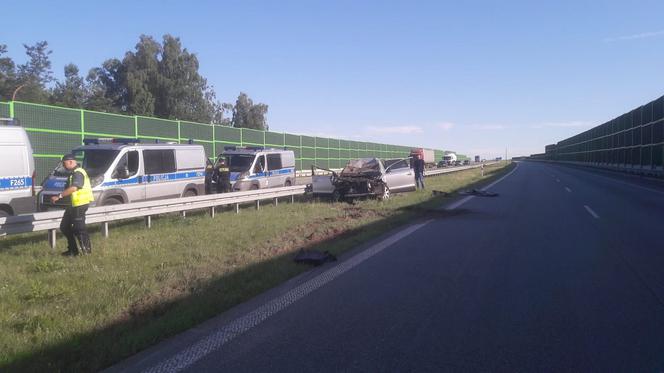 TRAGICZNY wypadek na A1. Kierowcę WYRZUCIŁO z auta, drugie DACHOWAŁO. Sprawca UCIEKŁ pozostawiajac samochód
