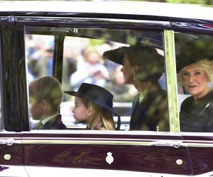 Księżniczka Charlotte i książę Jerzy żegnają ukochaną babcię. Wzruszające obrazy, trudno powstrzymać łzy