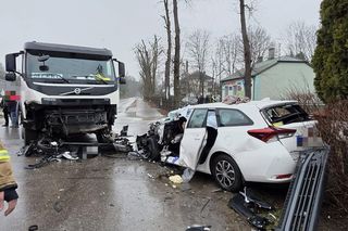 Groźny wypadek w Krzesku-Majątku. W aucie zakleszczona była jedna osoba