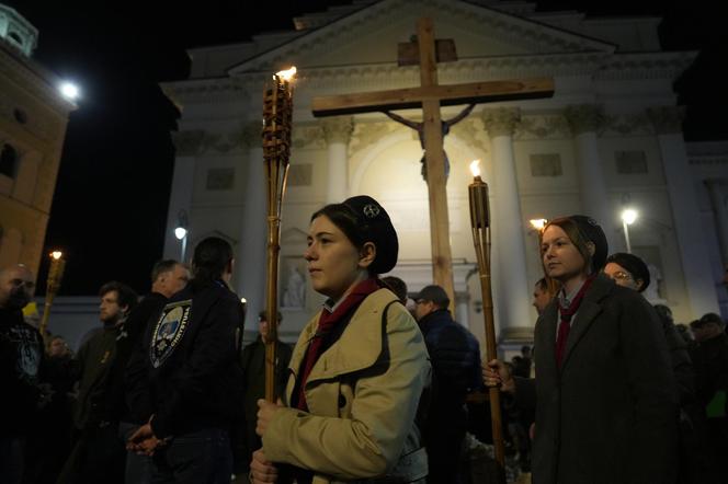 Tłumy wiernych przeszły przez stolicę. Centralną Drogę Krzyżową poprowadził kardynał Nycz