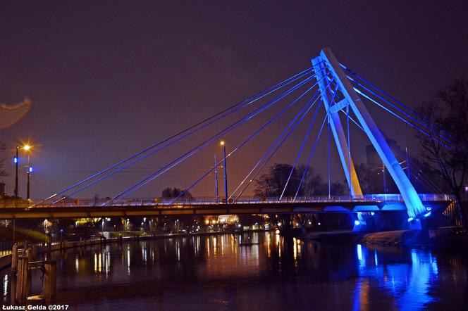 Charakterystyczny most w nocnym wydaniu