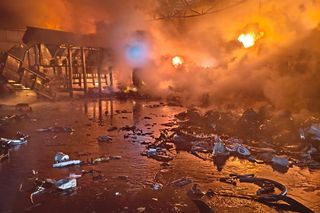 Pożar w zakładzie przetwórstwa odpadów koło Bełchatowa. 19 zastępów straży pożarnej w akcji 