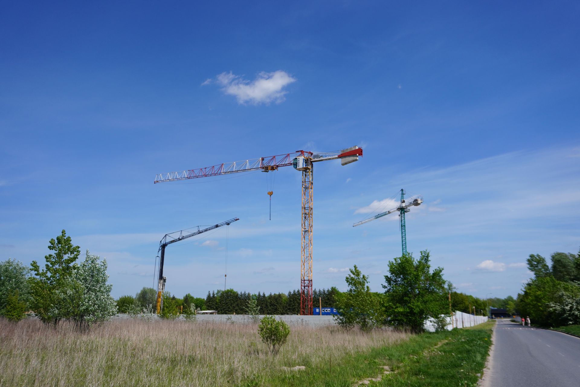 Budowa osiedla Mistrzów Olimpijskich pod Warszawą. Udziałowcem Robert Lewandowski. Maj 2025