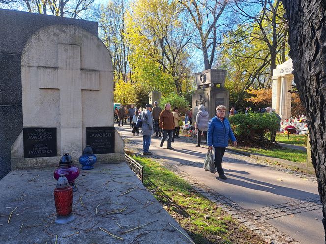 Tłumy na cmentarzu Rakowickim na Wszystkich Świętych 2024