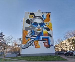 Nowy mural z kobiecą postacią na ścianie bloku przy ulicy Kaszubskiej 2 w Siedlcach