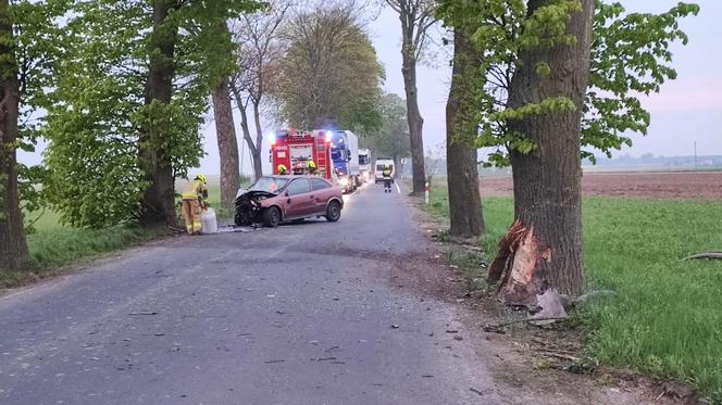 Poważny wypadek na trasie Rzęczkowo-Łążyn pod Toruniem. Strażacy z OSP ruszyli na pomoc