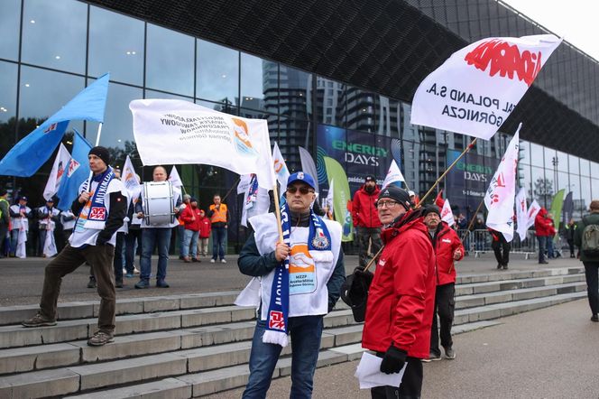Protest "Solidarności" w Katowicach przed MCK. Chodzi o konferencję klimatyczną PRECOP