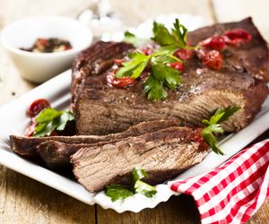 Wołowina duszona w winie: pomysł na odświetną pieczeń [WIDEO]