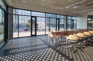 Biurowiec, który wygląda jak walizka. Wszystko tu przypomina galanterię, a przyziemie ukryto za ścianą z gładkiego betonu architektonicznego