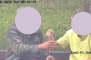 Strażnicy miejscy walczą z pijącymi „pod chmurką”. Tytuły wpisów mundurowych robią furorę!