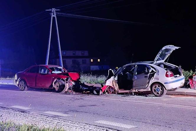 Tragiczny wypadek na Podhalu. Po czołowym zderzeniu samochodów nie żyją dwie osoby, trzecia walczy o życie