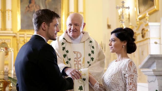 M jak miłość, odc. 1505. Iza (Adriana Kalska), Marcin (Mikołaj Roznerski), ksiądz (Maciej Damięcki)