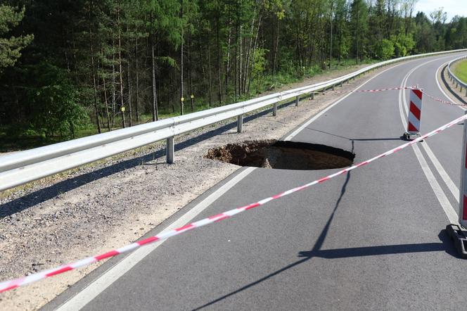  Zapadliska na obwodnicy Bolesławia. Nowa droga z dziurami jak leje po bombie