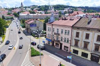 Na Placu Konstytucji 3-go Maja w Przemyślu stanęły dwa maszty z flagami