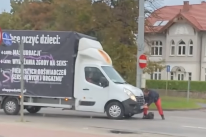 Gdańsk: ATAK na furgonetkę STOP PEDOFILII. Krew na zbitej szybie [WIDEO]