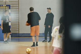 Nawrocki przeczekał ulewy grając w koszykówkę