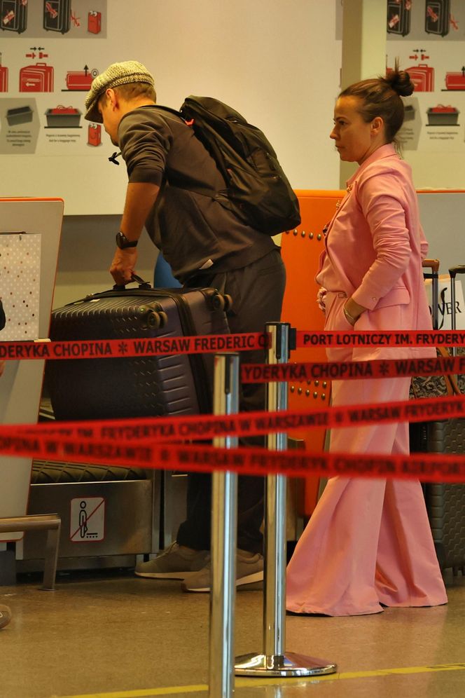 Anna Mucha z rodziną na lotnisku