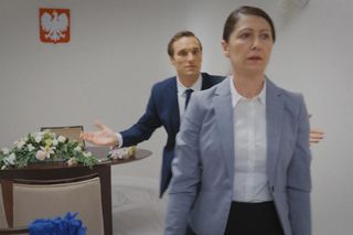 M jak miłość odc. 1890. Olek (Maurycy Popiel), urzędniczka (Katarzyna Traczyńska)